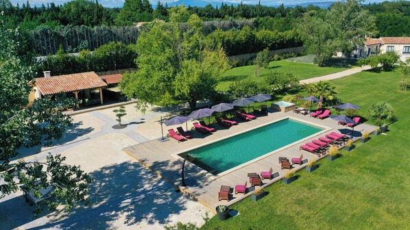 Piscine extérieure en saison