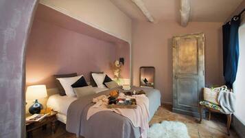 In-room safe, soundproofing, free WiFi