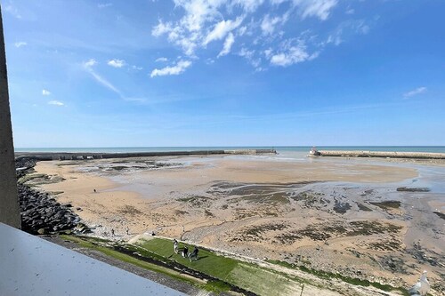 WINDOWS AND BALCONY OVER THE SEA - Cap Mer is a 100m2 penthouse apartment.