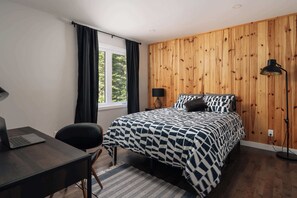 3 bedrooms, desk, WiFi, bed sheets