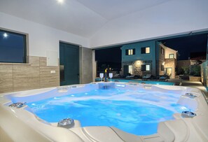 Bain à remous extérieur