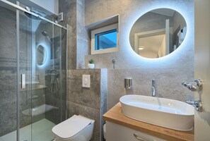 Douche, séchoir à cheveux, serviettes fournies, savon