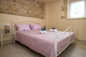 3 slaapkamers, een strijkplank/strijkijzer, gratis wifi, beddengoed