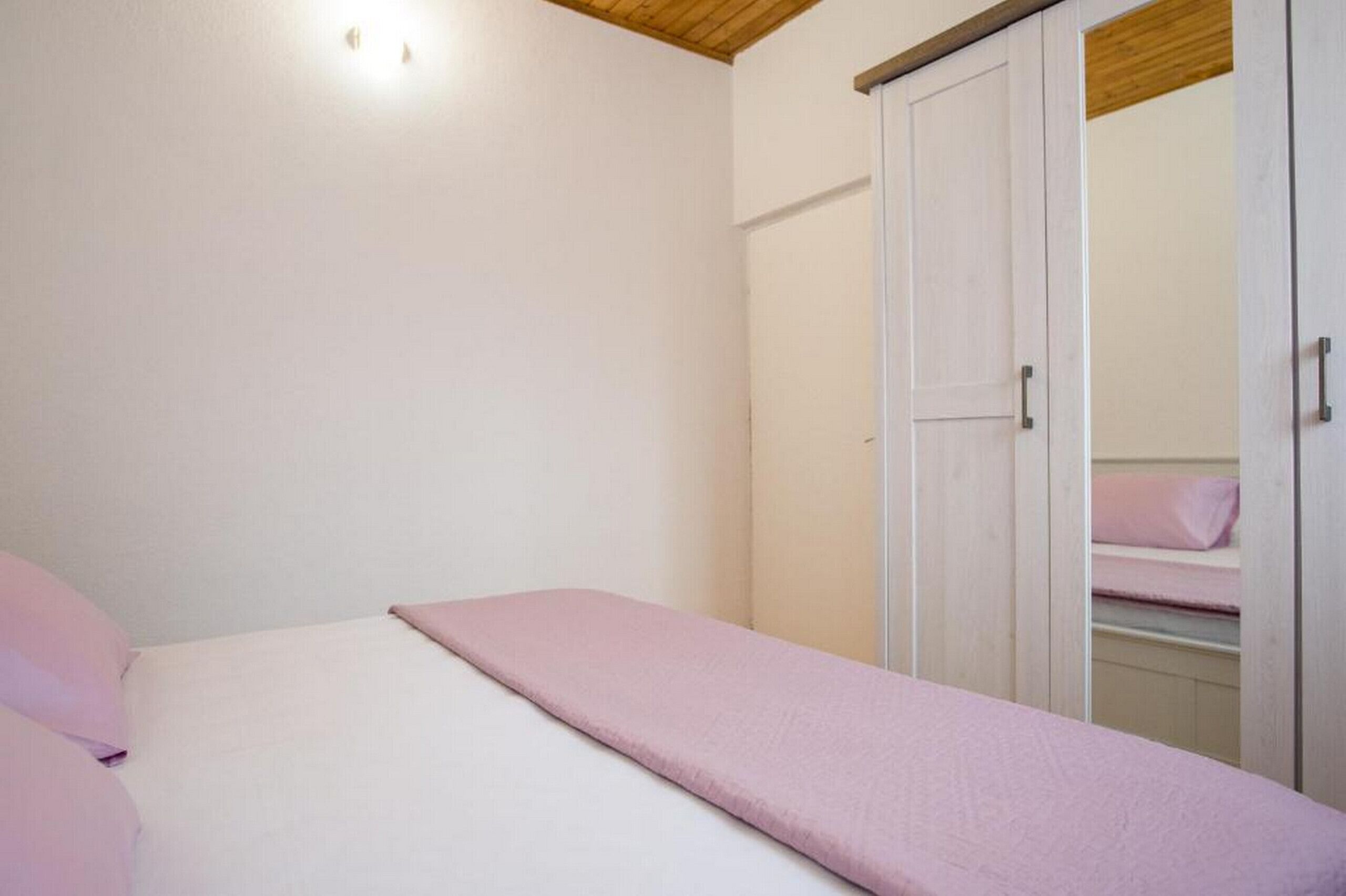 3 makuuhuonetta, silitysrauta/-lauta, ilmainen Wi-Fi, vuodevaatteet