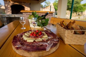 Unclassified image, 4 of 40, button