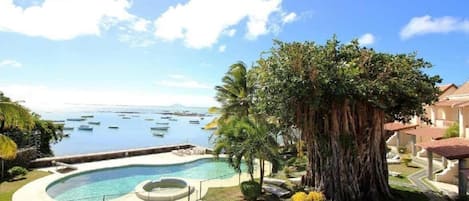 Piscine extérieure, parasols de plage, chaises longues
