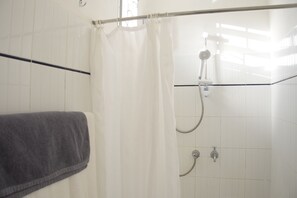Bungalow - havsutsikt | Badrum | Gratis toalettartiklar, hårtork, handdukar och tvål