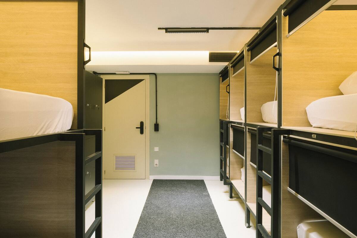 Capsule 12 Standard Dorm | Phòng cách âm, truy cập Internet không dây miễn phí 