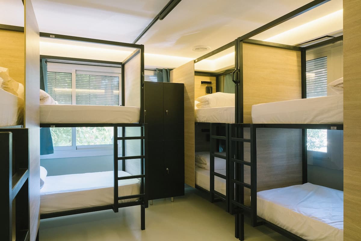 Standard Female Shared Dorm | Phòng cách âm, truy cập Internet không dây miễn phí 