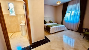 8 chambres, fer et planche à repasser, Wi-Fi, draps fournis