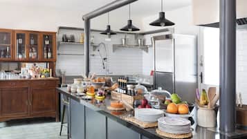 Full-sized fridge, microwave, oven, dishwasher