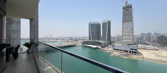 Spacious 3-bedroom apartment with WiFi, AC in wonderful Maryah Island, Abu Dhabi