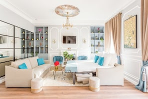 Apartment, Stadtblick | Wohnbereich | 43-Zoll-Smart-TV mit Kabelempfang, Netflix, Streaming-Dienste