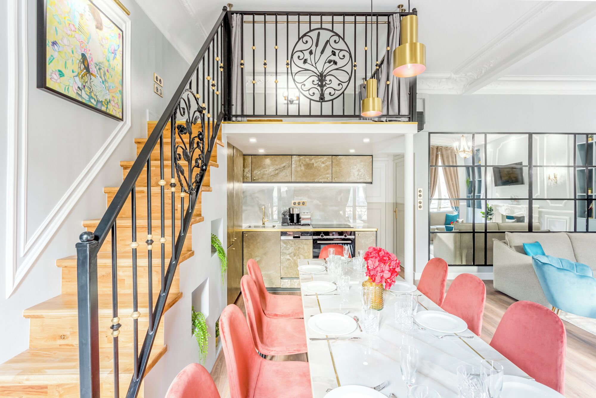 Ein modernes Interieur mit Treppe, Essbereich, Küche und Wohnzimmer.