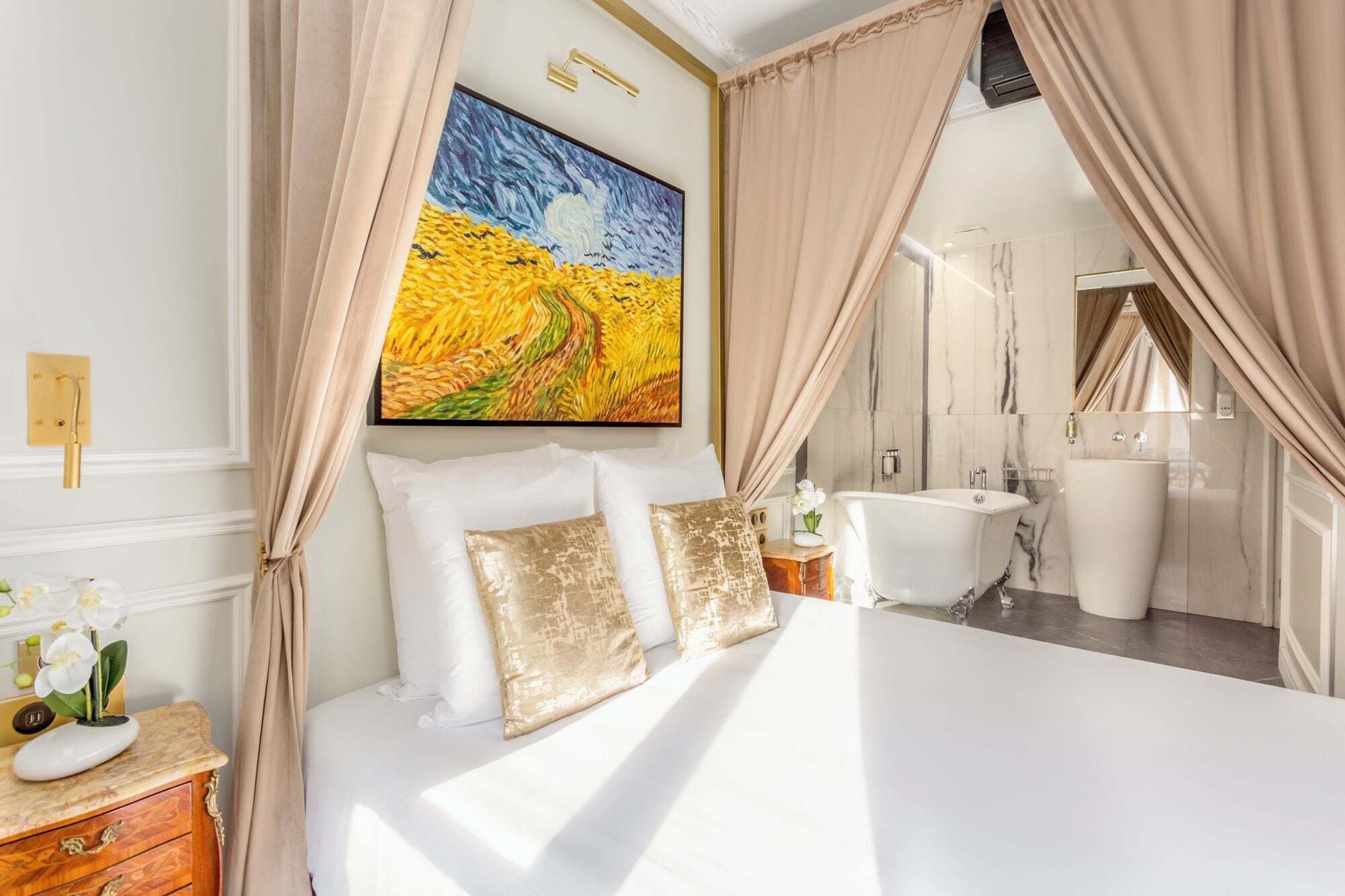 Un dormitorio con cama, un cuadro, un baño con bañera y ducha.