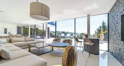 Luxury 5-bedroom villa in pleasant Marbella with pool, AC, cinema room