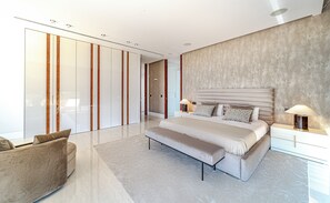 5 bedrooms, iron/ironing board, WiFi, bed sheets