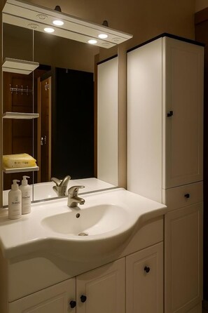 Jetted tub, hair dryer, towels, soap