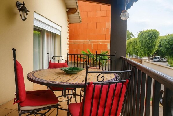 Outdoor dining - Peaceful heaven near Paris (Aulnay-sous-Bois)