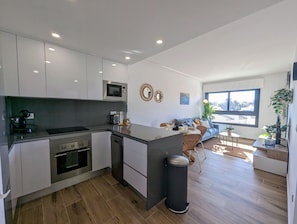 Kühlschrank, Mikrowelle, Ofen, Geschirrspüler