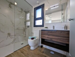 Dusche, Haartrockner, Handtücher