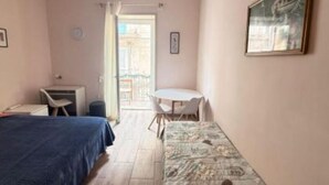 A bedroom with a bed, a desk, a chair, and a small table. - Max- Fortuna ground floor apartment (Ragusa)