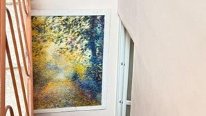 A room with a large abstract painting on the wall, a window, and a door. - Max- Fortuna ground floor apartment (Ragusa)
