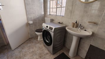 Toalhas de banho, sabonete, papel higiênico
