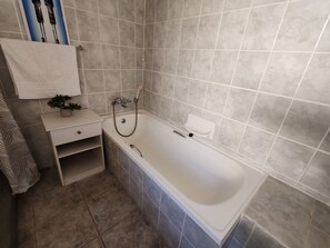 Toallas, jabón y papel higiénico