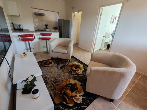 Charming 1-bedroom cottage with WiFi and AC in enchanting Makhanda