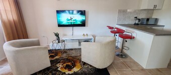 Charming 1-bedroom cottage with WiFi and AC in enchanting Makhanda