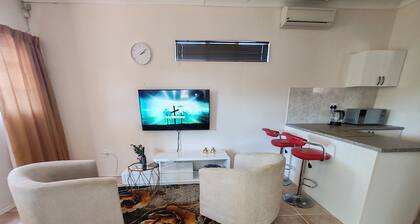 Charming 1-bedroom cottage with WiFi and AC in enchanting Makhanda