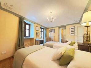 6 Schlafzimmer, Schreibtisch, Bügeleisen/Bügelbrett, WLAN