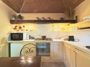 Réfrigérateur, four à micro-ondes, un four, surface de cuisson