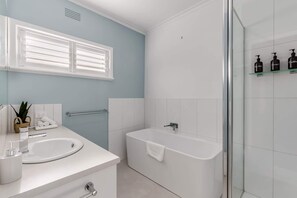 Shower, hair dryer, towels - Kennington House, 3BR Home in Bendigo City (Kennington)