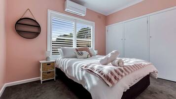 3 bedrooms, iron/ironing board, WiFi, bed sheets
