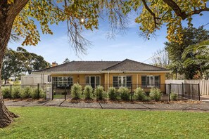 Exterior - Kennington House, 3BR Home in Bendigo City (Kennington)