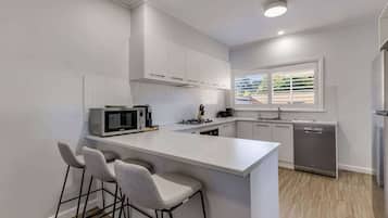 Réfrigérateur, micro-ondes, four, plaque de cuisson