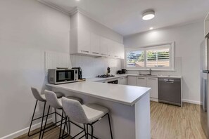 Fridge, microwave, oven, stovetop - Kennington House, 3BR Home in Bendigo City (Kennington)