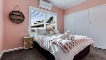 3 slaapkamers, een strijkplank/strijkijzer, wifi, beddengoed