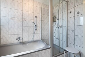 Douche, sèche-cheveux, serviettes fournies