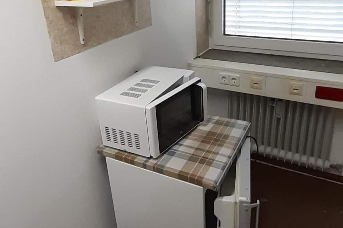 Chambre Simple (#319) | Ameublement personnalisé, fer et planche à repasser, Wi-Fi gratuit