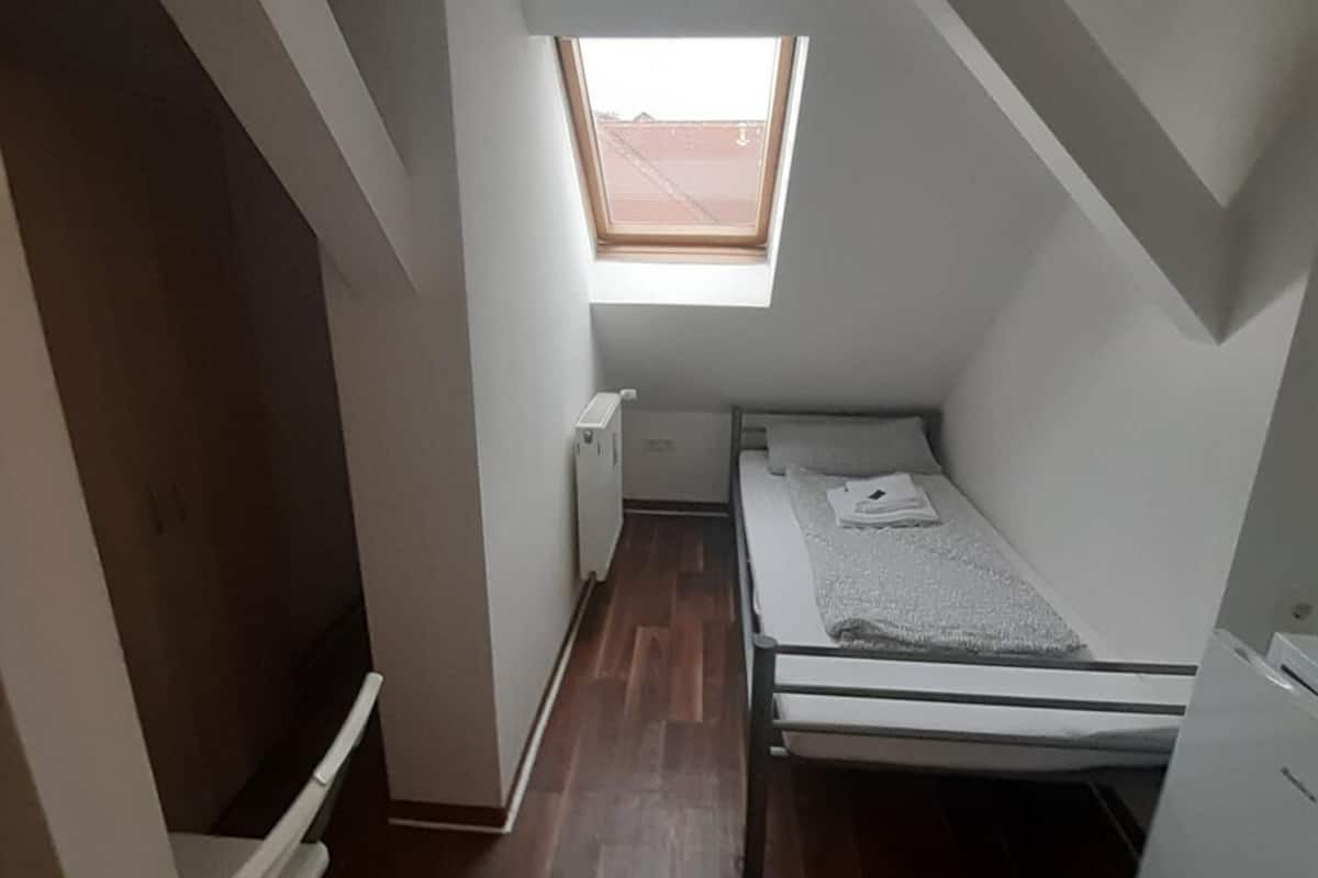 Chambre Simple (#402) | Ameublement personnalisé, fer et planche à repasser, Wi-Fi gratuit