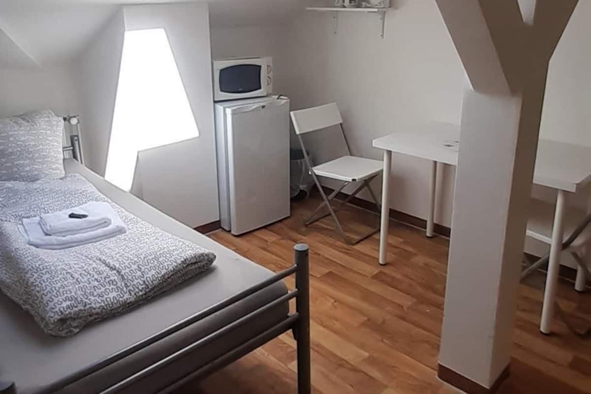 Chambre avec lits jumeaux (#403) | Ameublement personnalisé, fer et planche à repasser, Wi-Fi gratuit