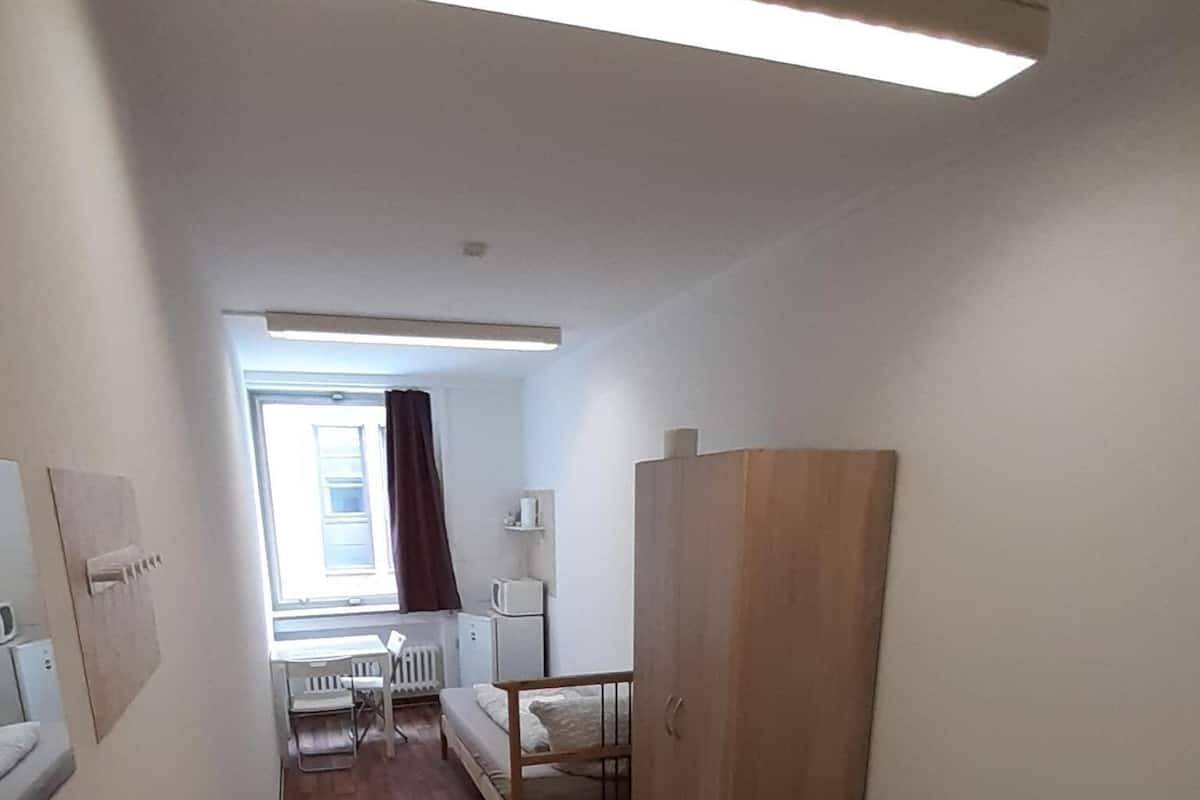 Chambre avec lits jumeaux | Ameublement personnalisé, fer et planche à repasser, Wi-Fi gratuit