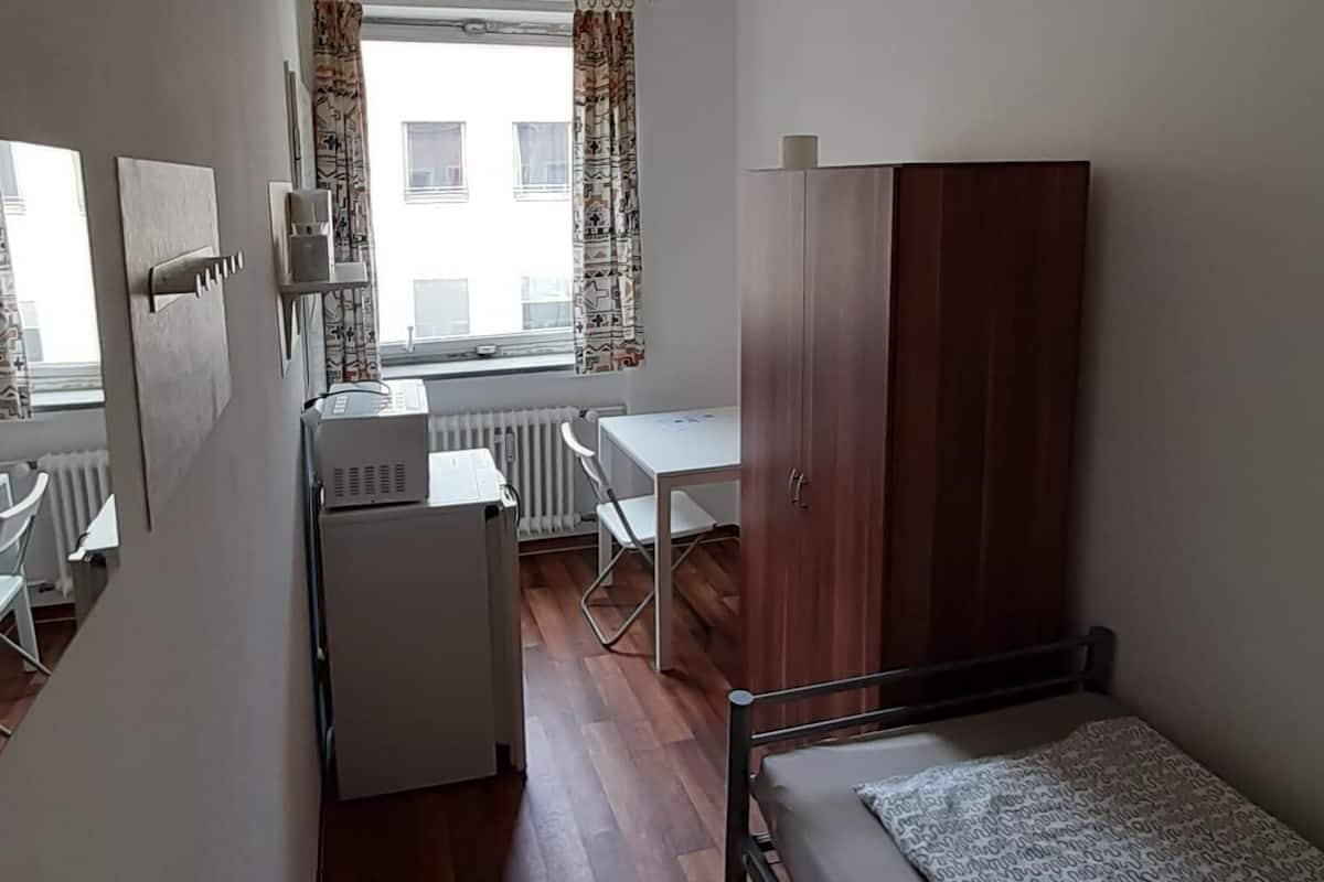 Chambre Simple (#323) | Ameublement personnalisé, fer et planche à repasser, Wi-Fi gratuit