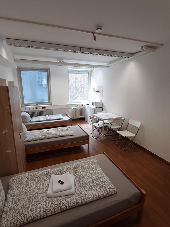 Vierbettzimmer (#213) | Individuell eingerichtet, Bügeleisen/Bügelbrett, kostenloses WLAN
