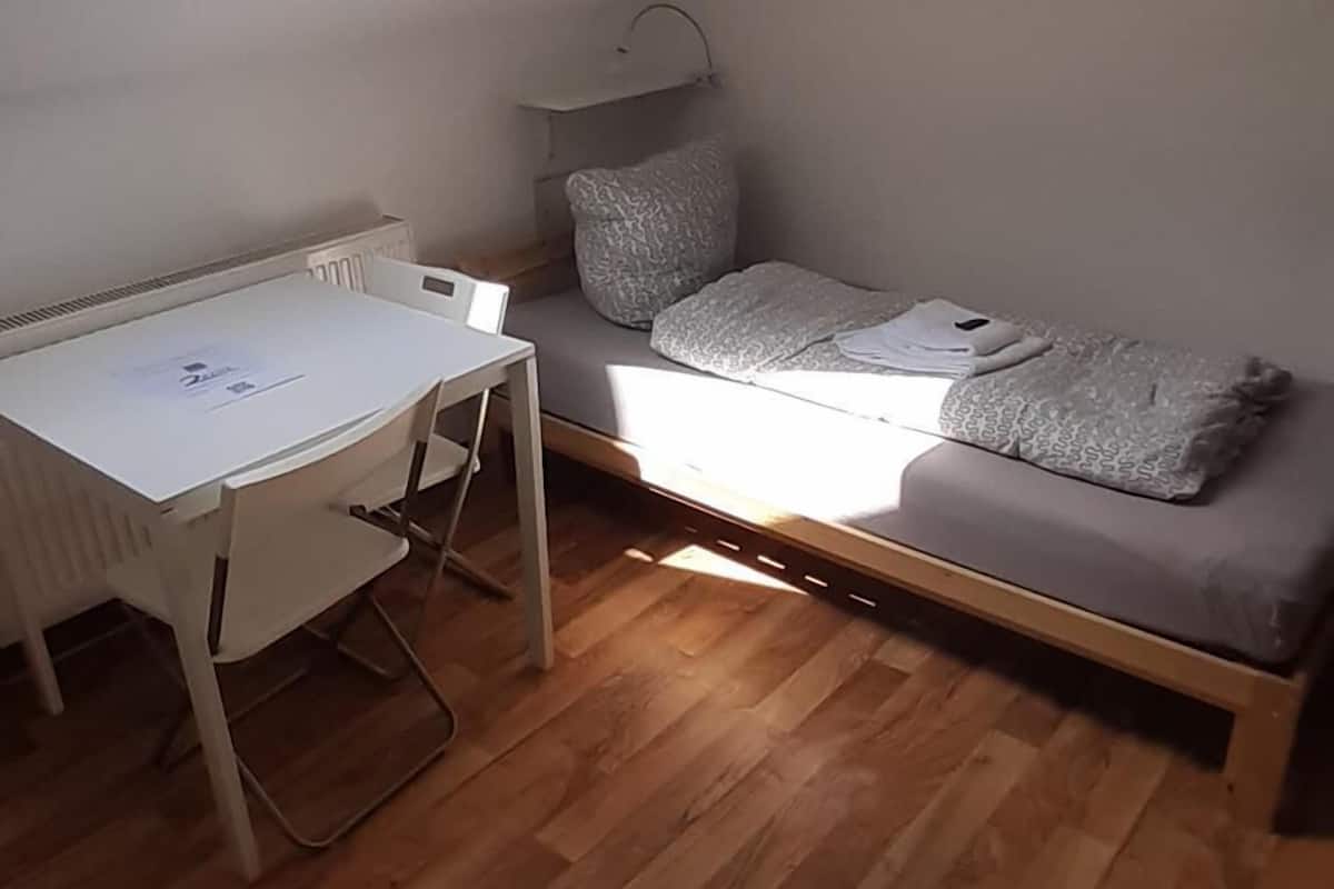 Chambre avec lits jumeaux (#409) | Ameublement personnalisé, fer et planche à repasser, Wi-Fi gratuit