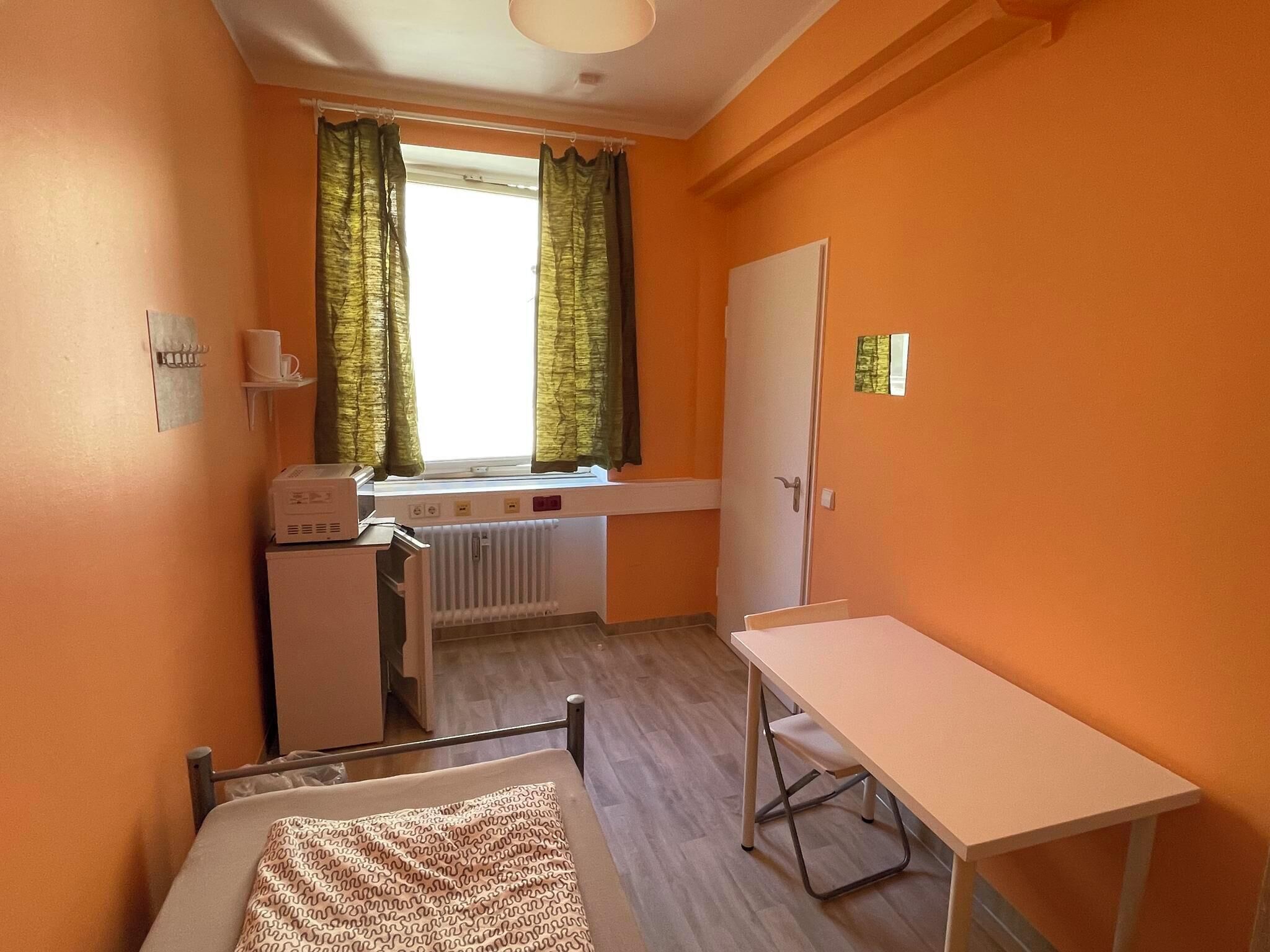 Habitación cuádruple | Mobiliario individual, tabla de planchar con plancha, wifi gratis