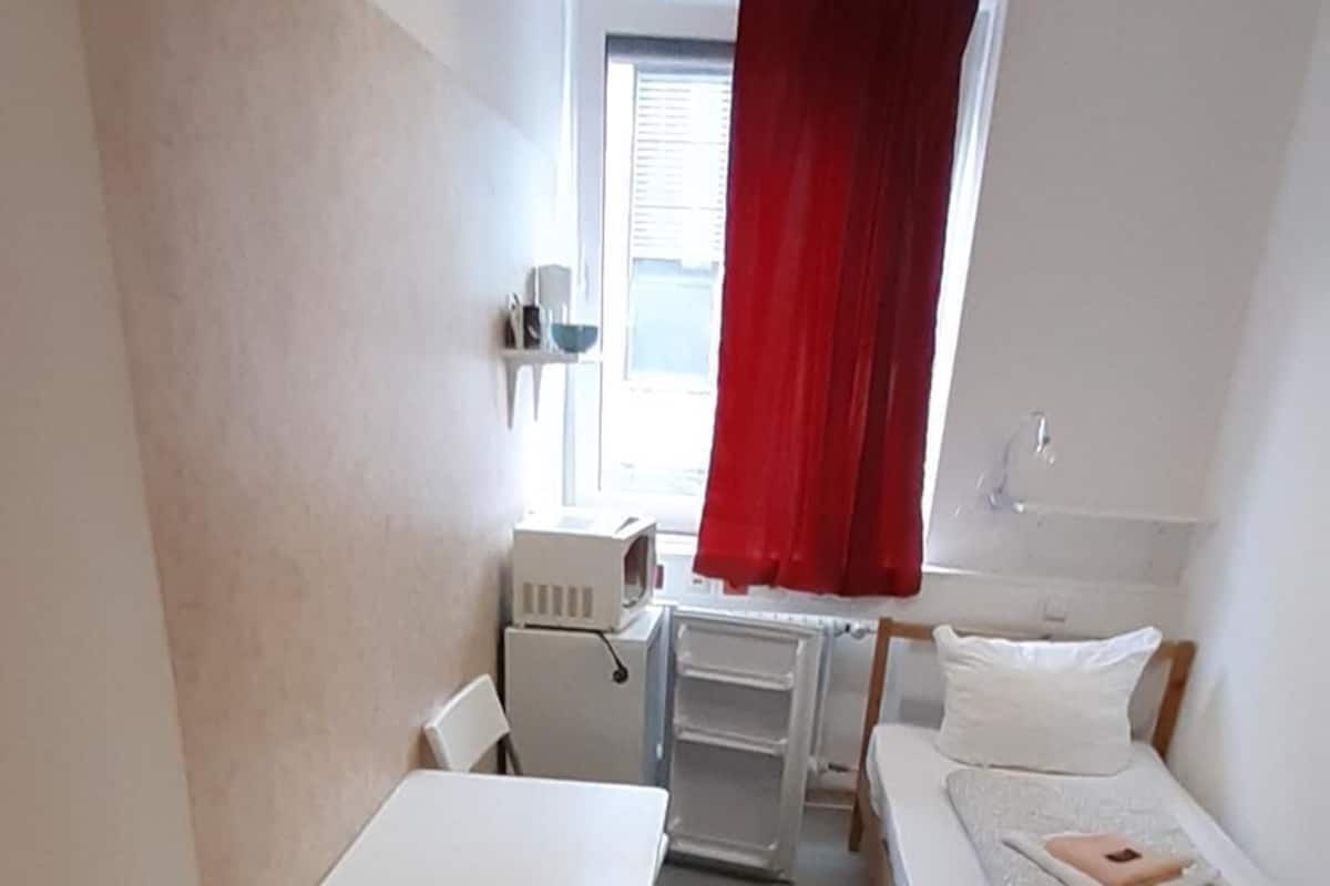 Chambre avec lits jumeaux (#316) | Ameublement personnalisé, fer et planche à repasser, Wi-Fi gratuit